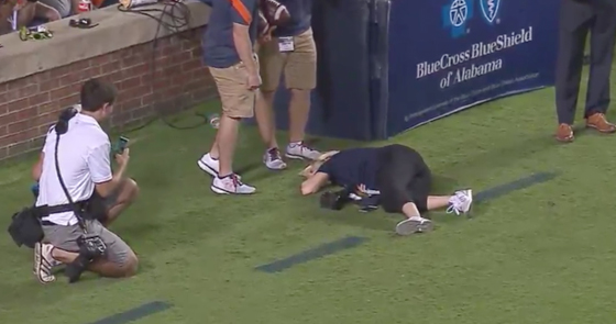 كرة قدم امريكية ترتطم بوجه مصورة وتسقطها ارضا.. فيديو صورة رقم 1