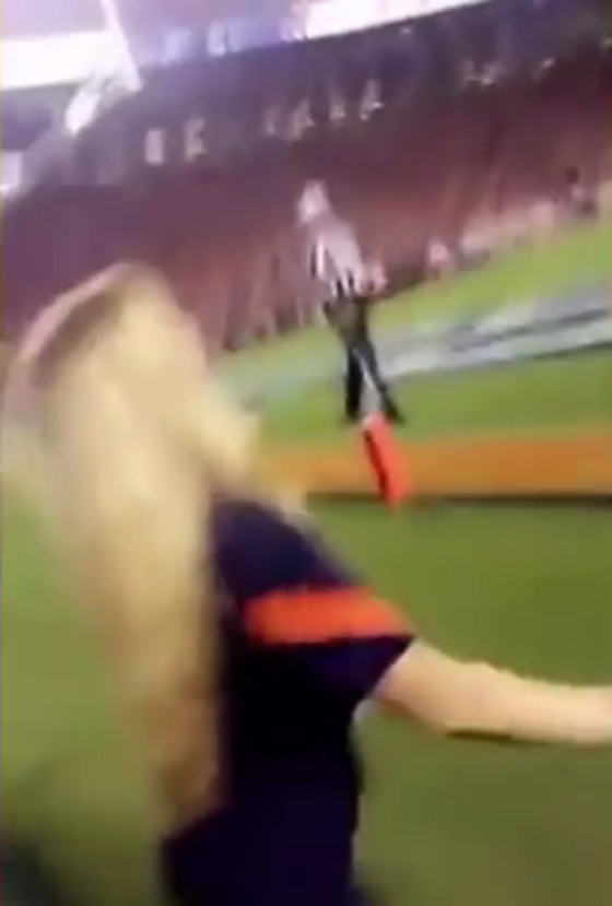 كرة قدم امريكية ترتطم بوجه مصورة وتسقطها ارضا.. فيديو صورة رقم 5