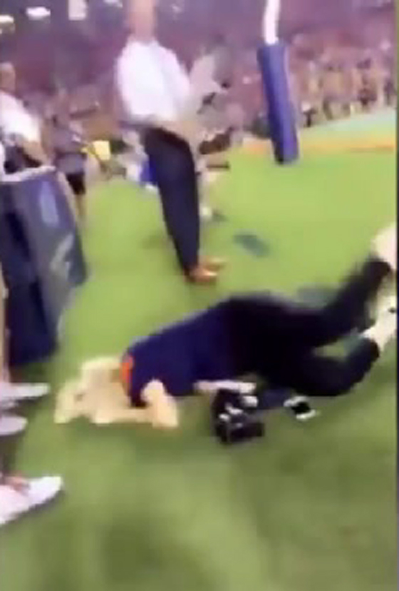 كرة قدم امريكية ترتطم بوجه مصورة وتسقطها ارضا.. فيديو صورة رقم 6