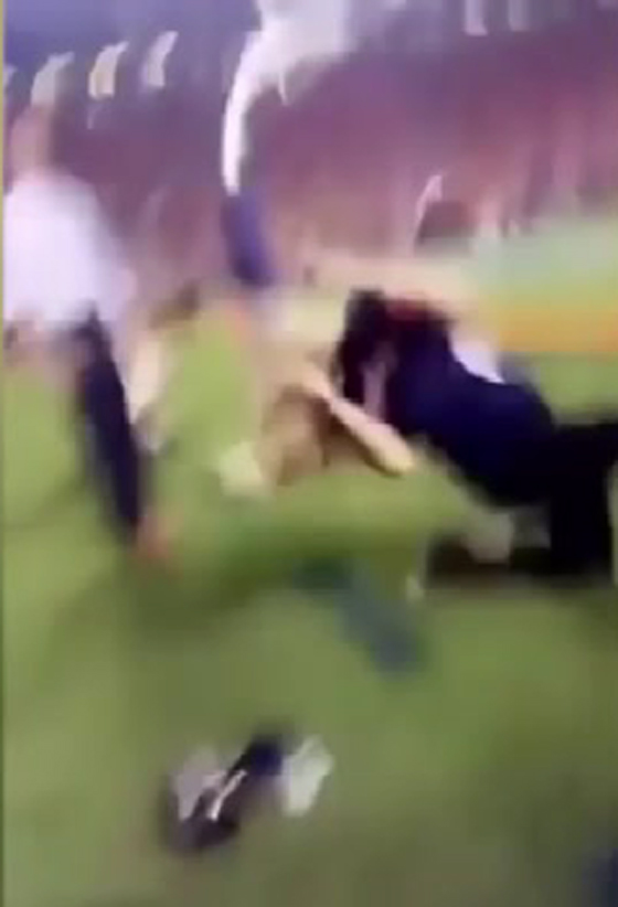 كرة قدم امريكية ترتطم بوجه مصورة وتسقطها ارضا.. فيديو صورة رقم 8