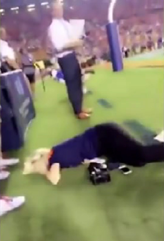 كرة قدم امريكية ترتطم بوجه مصورة وتسقطها ارضا.. فيديو صورة رقم 9