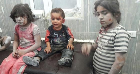 صراخ طفل سوري يحطم القلوب وهو يتشبث بممرض في حلب.. فيديو صورة رقم 1