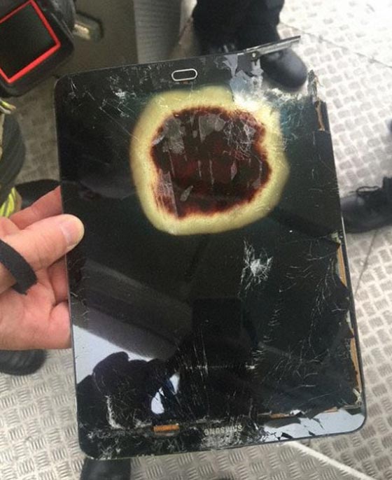 جهاز تابلت اجبر طائرة على الهبوط الاضطراري وكاد يتسبب بحريق صورة رقم 2 جهاز تابلت اجبر طائرة على الهبوط الاضطراري وكاد يتسبب بحريق صورة رقم 2