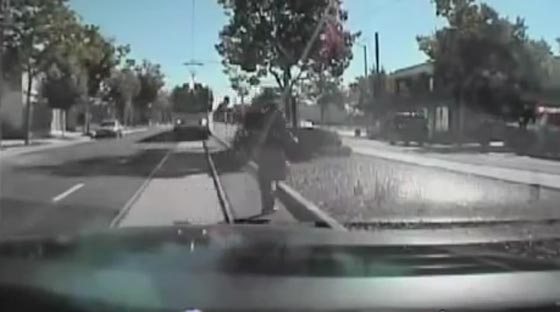 شرطيان امريكيان يقتلان رجلا اسود بالرصاص بعد فشلهما في دهسه صورة رقم 1