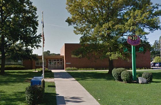  شاهد كيف تصرفت الشرطية لجعل طفل يتوقف عن البكاء! صورة رقم 3