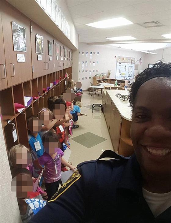  شاهد كيف تصرفت الشرطية لجعل طفل يتوقف عن البكاء! صورة رقم 1