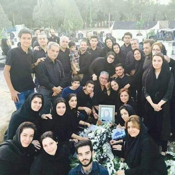 سيلفي المقابر.. عائلة تلتقط صورة سيلفي مع جثة قريبتهم المتوفاة صورة رقم 1