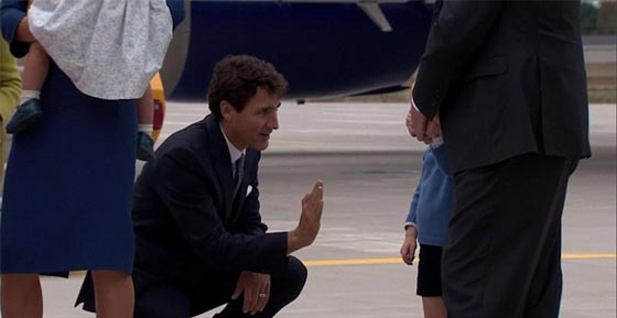 الأمير جورج يلوّح بحرارة بعد أن أحرج رئيس وزراء كندا صورة رقم 1 الأمير جورج يلوّح بحرارة بعد أن أحرج رئيس وزراء كندا صورة رقم 1