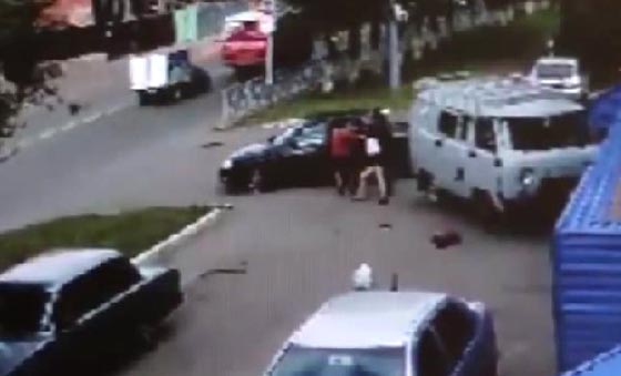 روسيا: فيديو اختطاف مراهقة في موقف سيارات لإجبارها على الزواج صورة رقم 4 روسيا: فيديو اختطاف مراهقة في موقف سيارات لإجبارها على الزواج صورة رقم 4