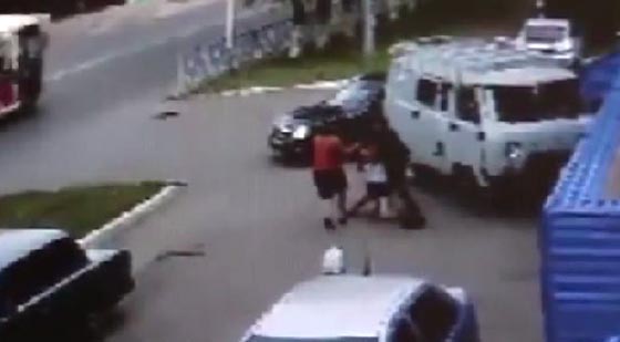 روسيا: فيديو اختطاف مراهقة في موقف سيارات لإجبارها على الزواج صورة رقم 3 روسيا: فيديو اختطاف مراهقة في موقف سيارات لإجبارها على الزواج صورة رقم 3