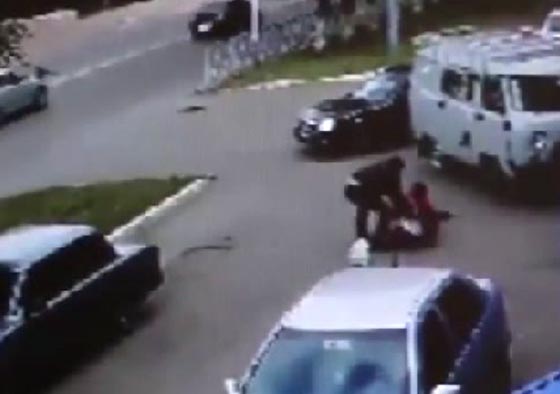 روسيا: فيديو اختطاف مراهقة في موقف سيارات لإجبارها على الزواج صورة رقم 2 روسيا: فيديو اختطاف مراهقة في موقف سيارات لإجبارها على الزواج صورة رقم 2