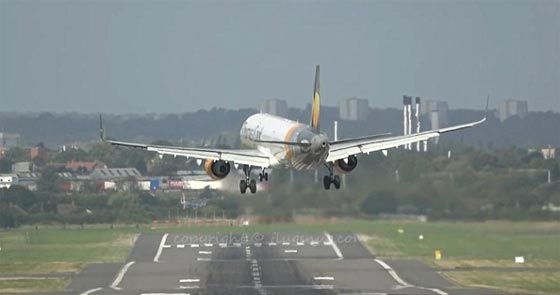 فيديو مثير: طائرة إيرباص تفشل بالهبوط بسبب الرياح القوية! صورة رقم 1