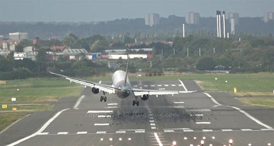 فيديو مثير: طائرة إيرباص تفشل بالهبوط بسبب الرياح القوية! صورة رقم 4