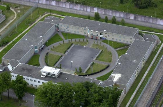 هولندية تحاول تهريب مخدرات للسجن بواسطة طفل عمره 3 سنوات صورة رقم 1 هولندية تحاول تهريب مخدرات للسجن بواسطة طفل عمره 3 سنوات صورة رقم 1