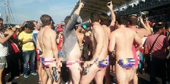 9 استراليين خلعوا ملابسهم بالكامل في ماليزيا يواجهون عقوبة الطرد صورة رقم 2