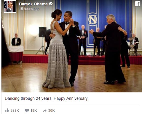 اوباما وزوجته يحتفلان بعيد زواجهما الـ24 برقصة وقبلة.. صور صورة رقم 1