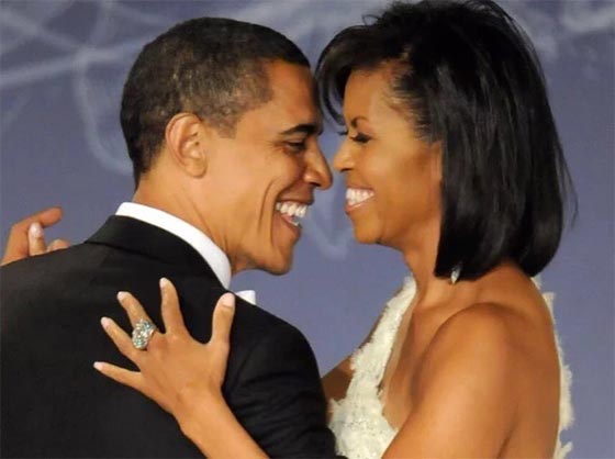 اوباما وزوجته يحتفلان بعيد زواجهما الـ24 برقصة وقبلة.. صور صورة رقم 4
