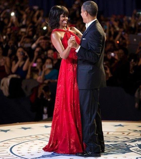 اوباما وزوجته يحتفلان بعيد زواجهما الـ24 برقصة وقبلة.. صور صورة رقم 5