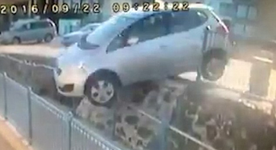 فيديو رائع: نجاة امرأة من حادث سيارة قاتل بأعجوبة  صورة رقم 1