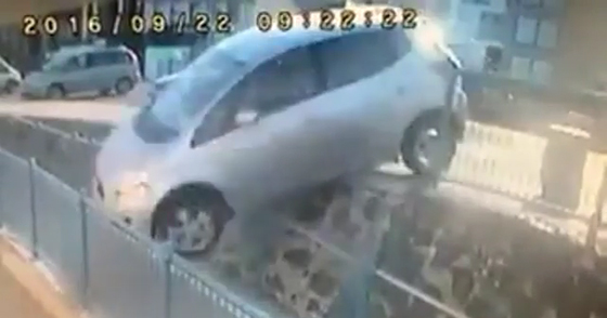 فيديو رائع: نجاة امرأة من حادث سيارة قاتل بأعجوبة  صورة رقم 2