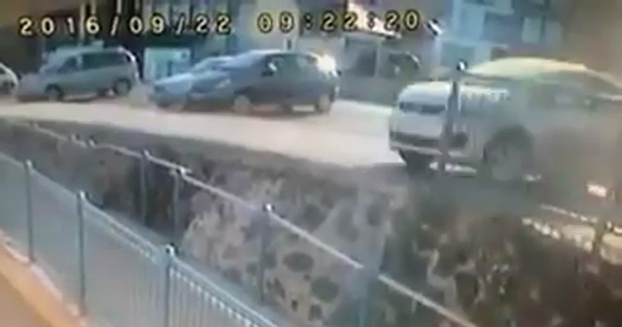 فيديو رائع: نجاة امرأة من حادث سيارة قاتل بأعجوبة  صورة رقم 3