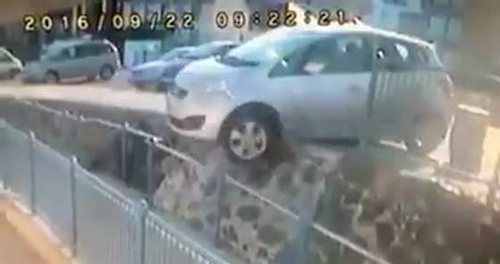 فيديو رائع: نجاة امرأة من حادث سيارة قاتل بأعجوبة  صورة رقم 4