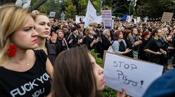  نساء بولندا يهددن بالاضراب عن العلاقة الحميمة مع الرجال! صورة رقم 7