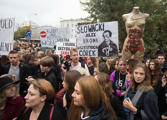  نساء بولندا يهددن بالاضراب عن العلاقة الحميمة مع الرجال! صورة رقم 2