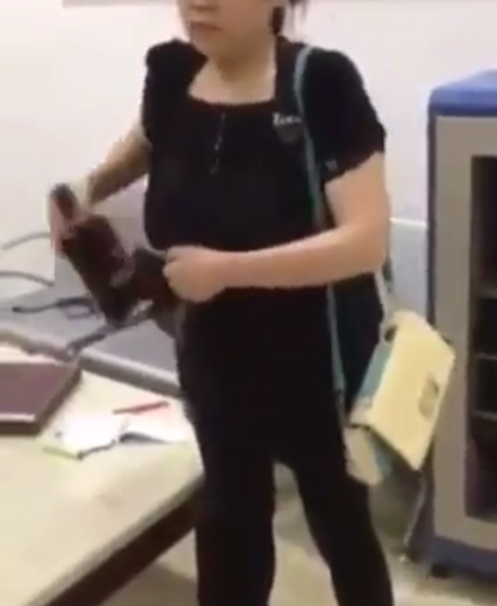 فيديو محرج: استدعاء وتفتيش فتاة سارقة فتاة وإخراج المسروقات من أسفل ملابسها صورة رقم 1