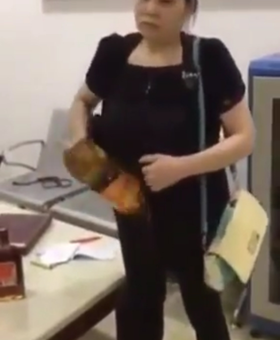 فيديو محرج: استدعاء وتفتيش فتاة سارقة فتاة وإخراج المسروقات من أسفل ملابسها صورة رقم 2