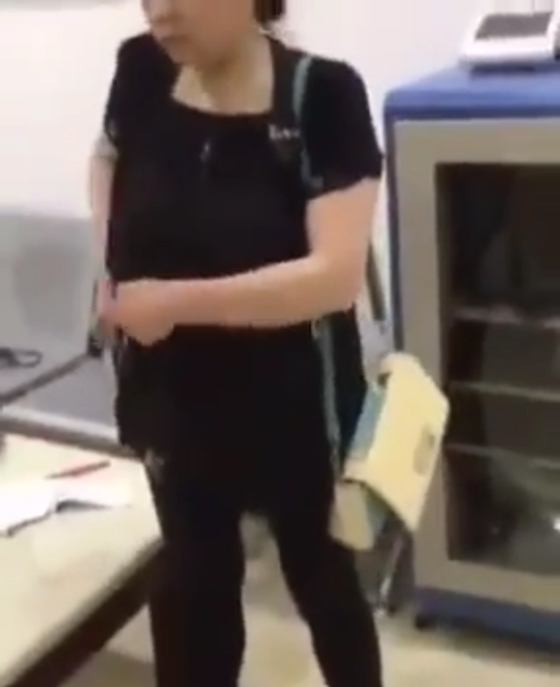 فيديو محرج: استدعاء وتفتيش فتاة سارقة فتاة وإخراج المسروقات من أسفل ملابسها صورة رقم 3