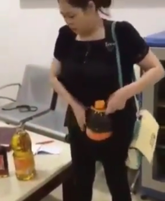 فيديو محرج: استدعاء وتفتيش فتاة سارقة فتاة وإخراج المسروقات من أسفل ملابسها صورة رقم 4