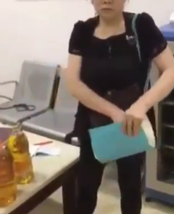 فيديو محرج: استدعاء وتفتيش فتاة سارقة فتاة وإخراج المسروقات من أسفل ملابسها صورة رقم 5