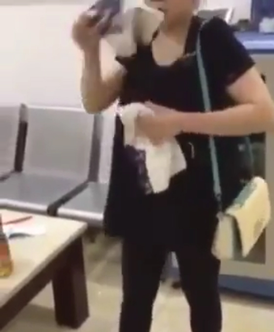 فيديو محرج: استدعاء وتفتيش فتاة سارقة فتاة وإخراج المسروقات من أسفل ملابسها صورة رقم 7