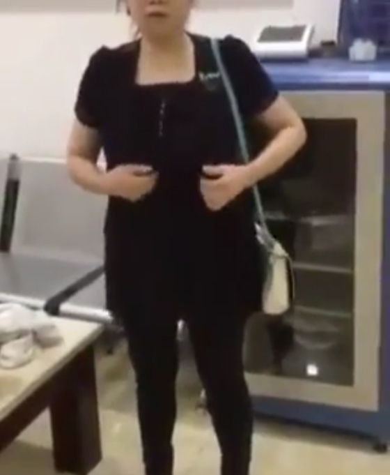 فيديو محرج: استدعاء وتفتيش فتاة سارقة فتاة وإخراج المسروقات من أسفل ملابسها صورة رقم 8