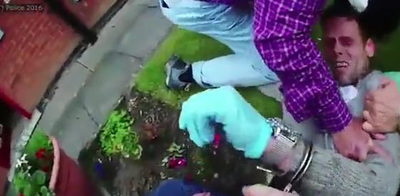 ثلاثة مسنين يقبضون على سارق ويوسعوه ضربا.. فيديو صورة رقم 1