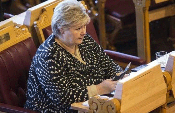 رئيسة وزراء النرويج تطارد بوكيمون اثناء جلسة البرلمان صورة رقم 2