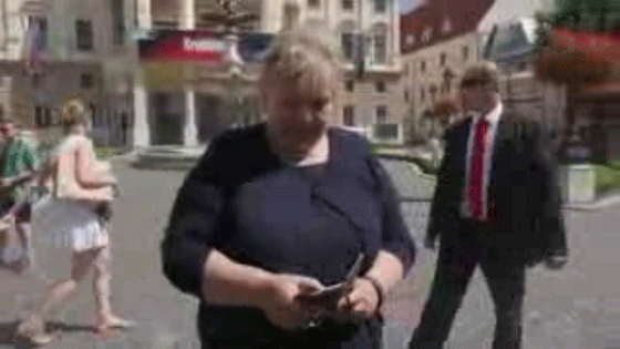 رئيسة وزراء النرويج تطارد بوكيمون اثناء جلسة البرلمان صورة رقم 10