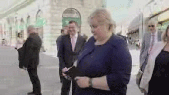 رئيسة وزراء النرويج تطارد بوكيمون اثناء جلسة البرلمان صورة رقم 12