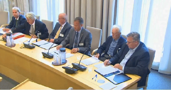 رئيسة وزراء النرويج تطارد بوكيمون اثناء جلسة البرلمان صورة رقم 5