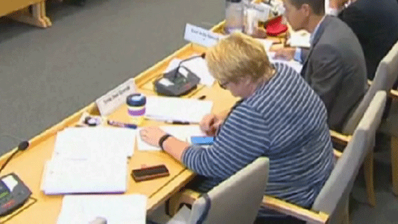 رئيسة وزراء النرويج تطارد بوكيمون اثناء جلسة البرلمان صورة رقم 6