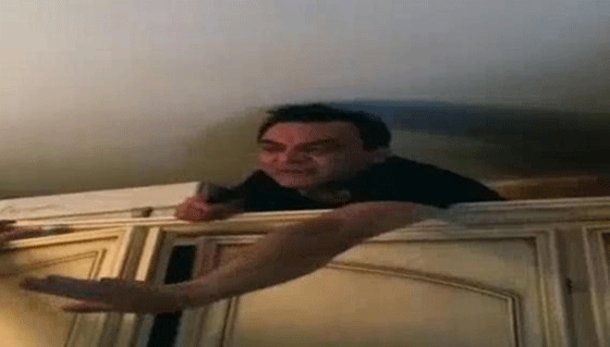 استسلام زعيم مافيا اختبأ خلف خزانة مدة خمس سنوات.. فيديو صورة رقم 2