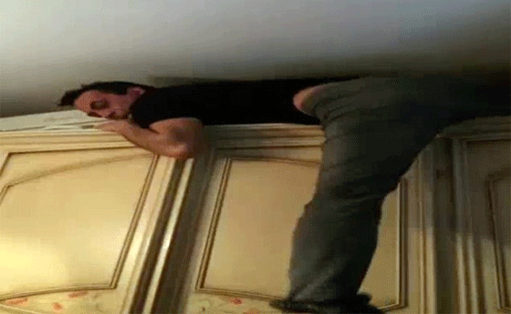 استسلام زعيم مافيا اختبأ خلف خزانة مدة خمس سنوات.. فيديو صورة رقم 3