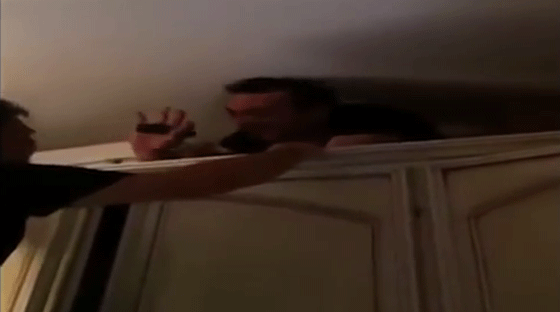 استسلام زعيم مافيا اختبأ خلف خزانة مدة خمس سنوات.. فيديو صورة رقم 5