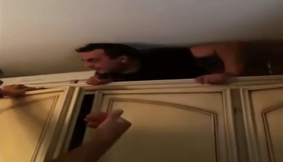 استسلام زعيم مافيا اختبأ خلف خزانة مدة خمس سنوات.. فيديو صورة رقم 6