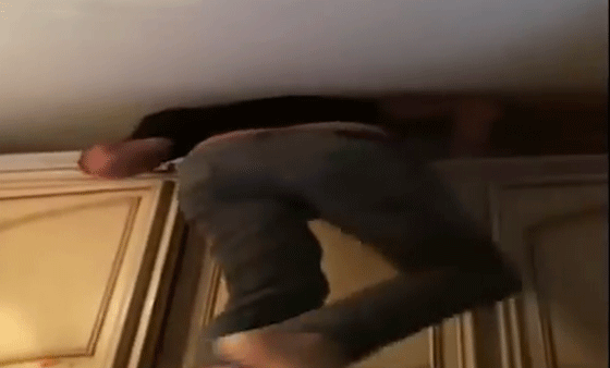 استسلام زعيم مافيا اختبأ خلف خزانة مدة خمس سنوات.. فيديو صورة رقم 7