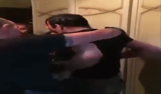 استسلام زعيم مافيا اختبأ خلف خزانة مدة خمس سنوات.. فيديو صورة رقم 11