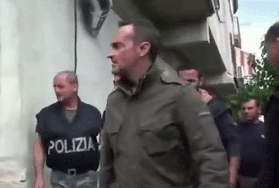 استسلام زعيم مافيا اختبأ خلف خزانة مدة خمس سنوات.. فيديو صورة رقم 19