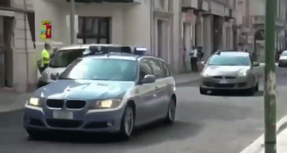 استسلام زعيم مافيا اختبأ خلف خزانة مدة خمس سنوات.. فيديو صورة رقم 20