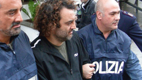 استسلام زعيم مافيا اختبأ خلف خزانة مدة خمس سنوات.. فيديو صورة رقم 22